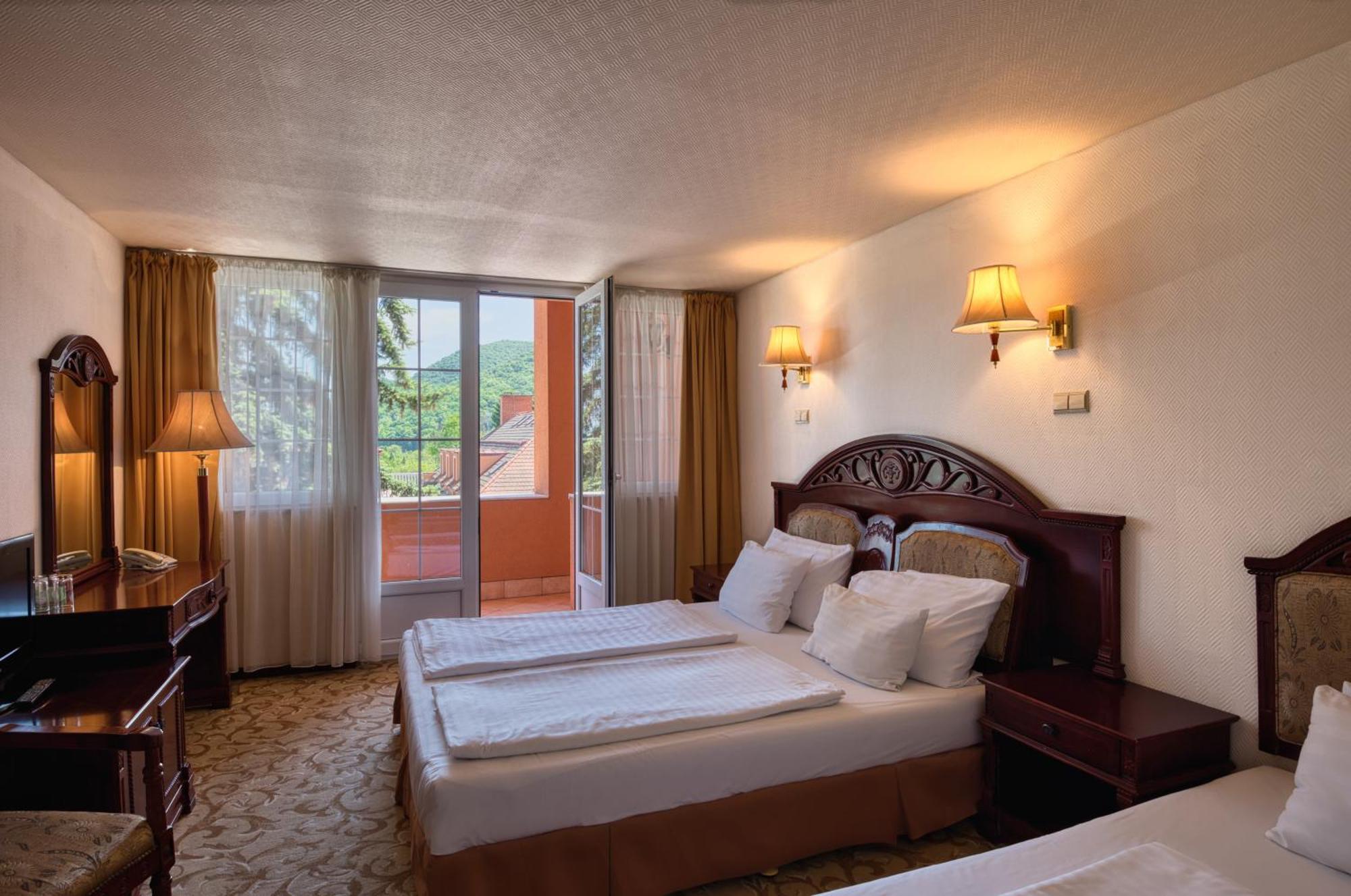 Hotel Bellevue אסטרגום מראה חיצוני תמונה