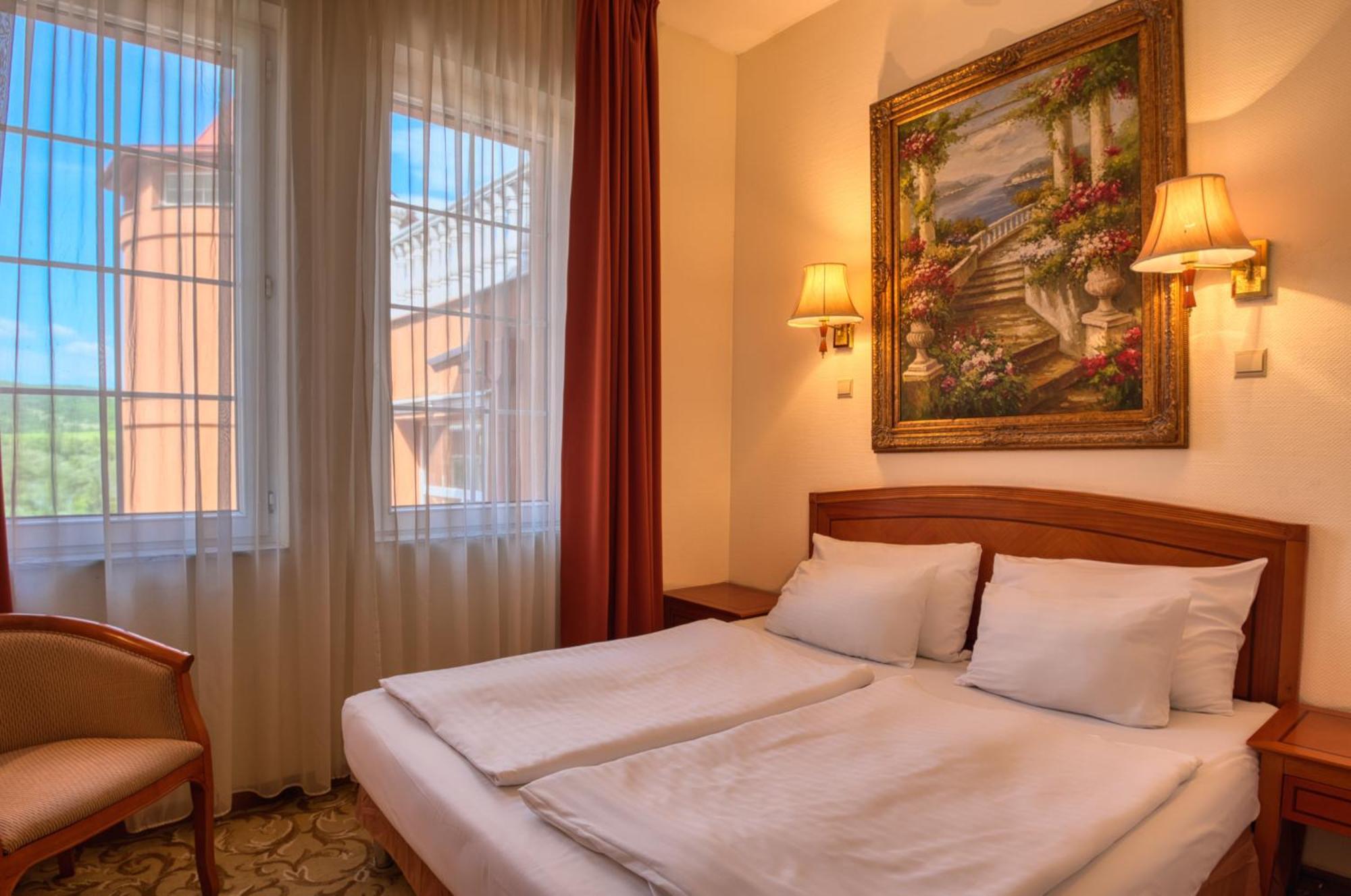 Hotel Bellevue אסטרגום מראה חיצוני תמונה