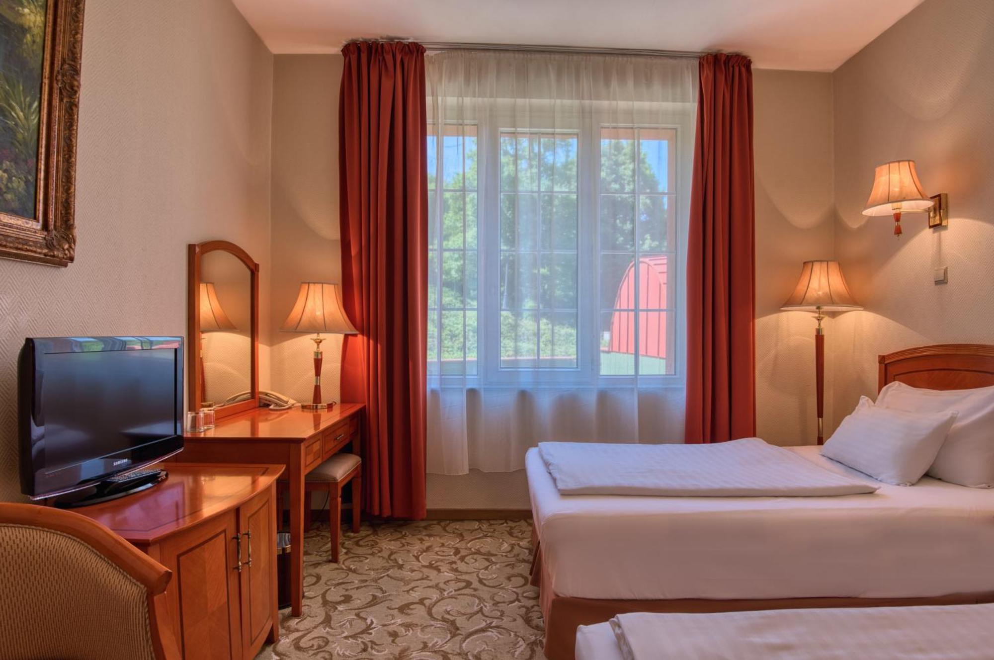 Hotel Bellevue אסטרגום מראה חיצוני תמונה