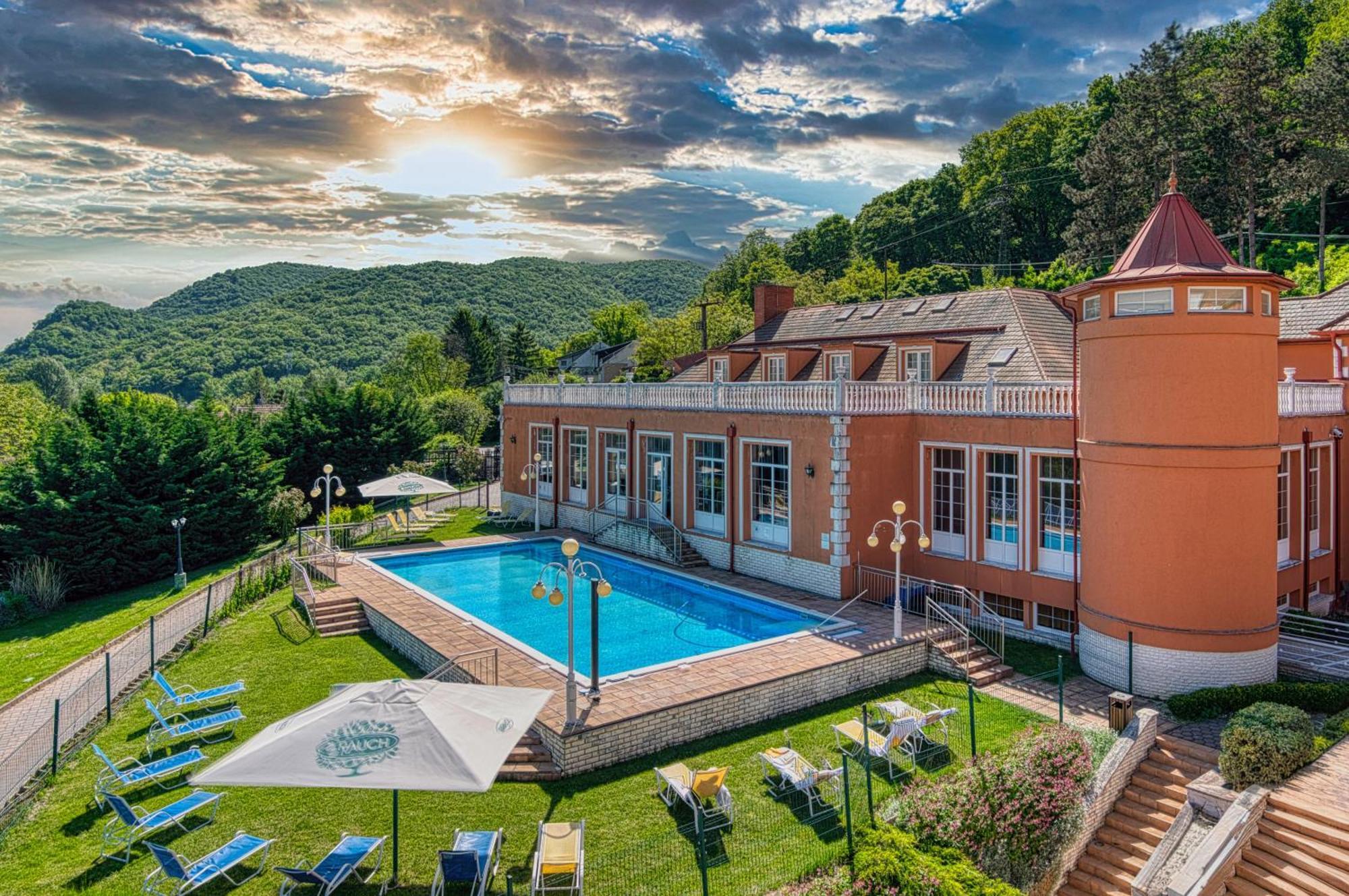 Hotel Bellevue אסטרגום מראה חיצוני תמונה
