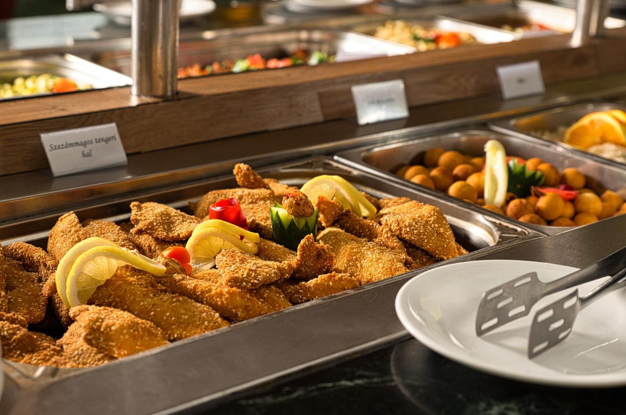 Hotel Bellevue אסטרגום מראה חיצוני תמונה