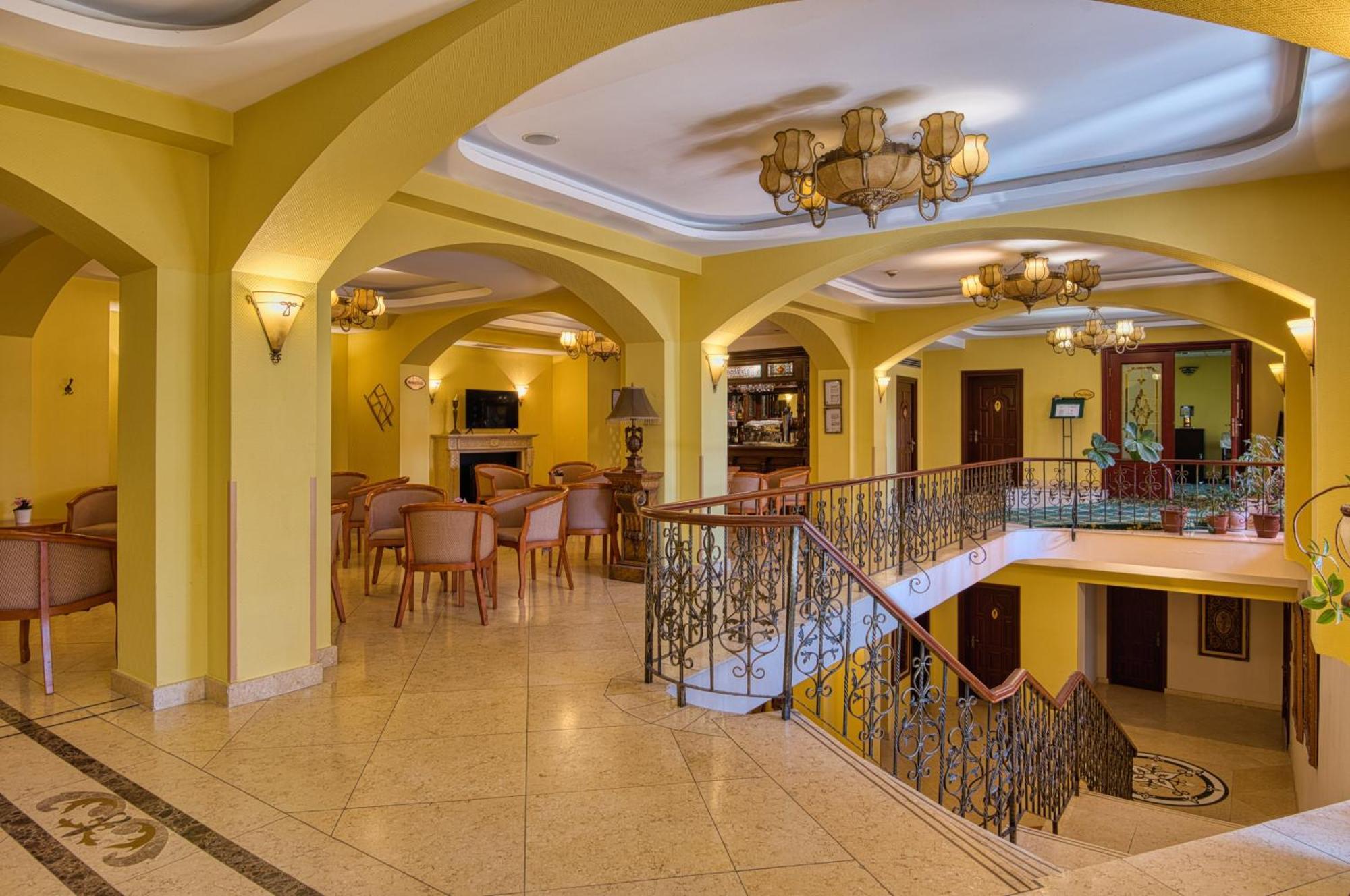 Hotel Bellevue אסטרגום מראה חיצוני תמונה