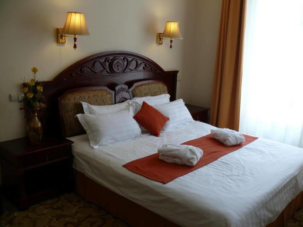 Hotel Bellevue אסטרגום מראה חיצוני תמונה