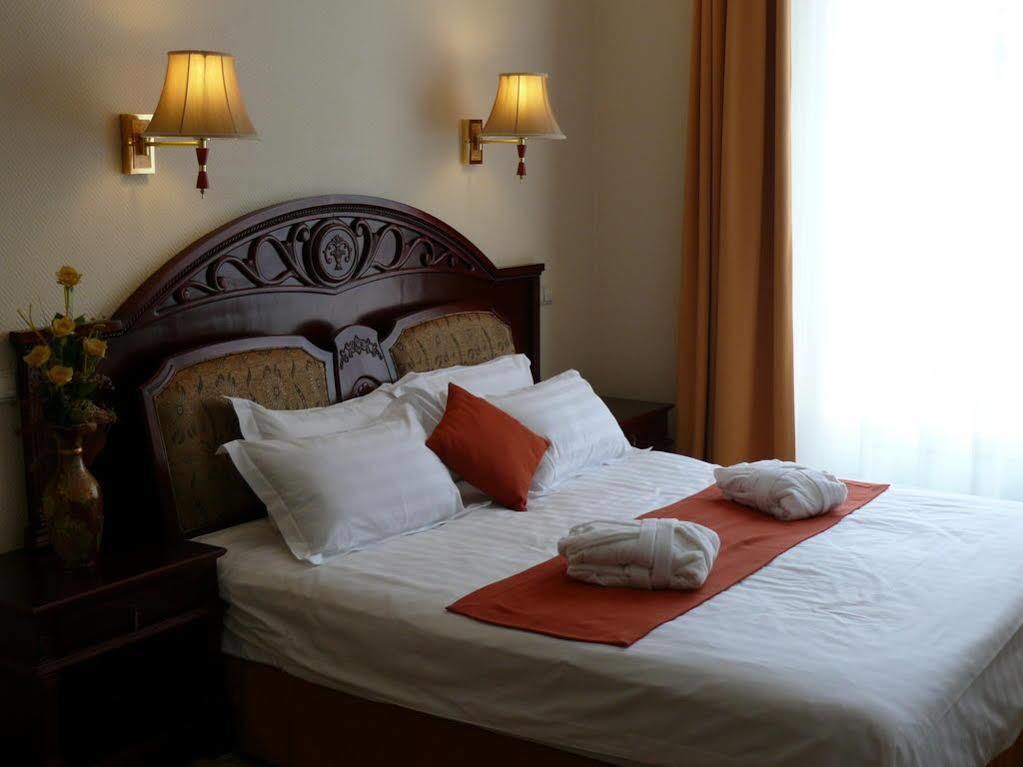 Hotel Bellevue אסטרגום מראה חיצוני תמונה