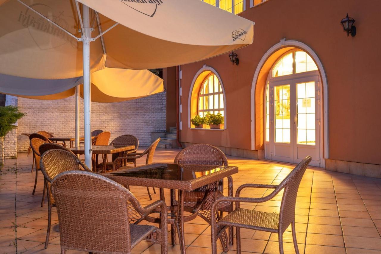Hotel Bellevue אסטרגום מראה חיצוני תמונה